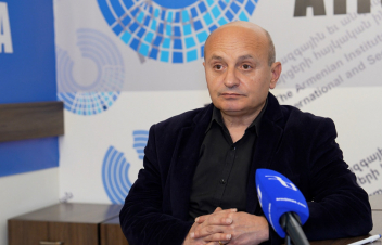 Մերձավանի դպրոցի տնօրինուհու հիացմունքը պատճառած յուր սաների «կիրթ խոսքի» գագաթնակետը «հորս արևն» է. Սաֆարյան