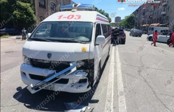 Երևանում բախվել են շտապօգնության ավտոմեքենան ու «Մերսեդես»-ը