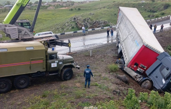 Սիսիան-Սպանդարյան ճանապարհին կցորդիչով բեռնատարը բախվել է ճամփեզրի արգելապատնեշին, կախվել ձորակը