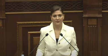 Եթե ԽՍՀՄ ժամանակաշրջանում երկու կաթողիկոսությունների գոյության իմաստը հասկանալի էր, ապա` այժմ, գոնե ինձ համար, տարակուսելի է. Արմենուհի Ղազարյան