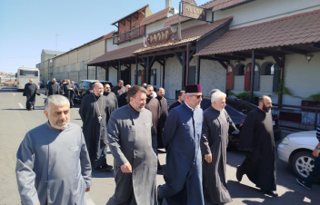 Կաթողիկոսի՝ ՌԴ-ից ժամանած եղբայր Եզրասը և այլ հոգևորականներ դատարանի բակում են՝ աջակցելու Սամվել Կարապետյանին