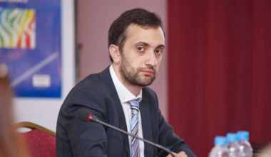 3 տարվա ազատազրկում է սահմանվում այն մարդկանց համար, որոնք իրենց ենթականերին կպարտադրեն մասնակցել որևէ հանրահավաքի. Իոաննիսյան