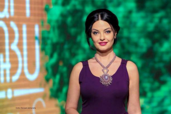 Մի երեսպաշտ «դերասանուհի» կա, Գայանե Ասլամազյան անունով,  ով իր «մխտառ» բերանն աջ ու ձախ շաղ է տալիս՝ տաքուկ նստած Լոսում. Հասմիկ Հակոբյան