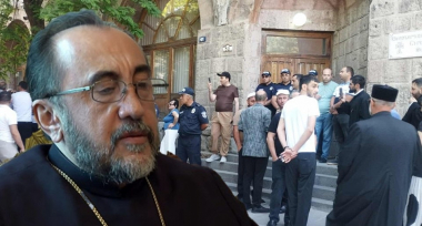 Աջապահյանը թաքնվել է վեհարանում, որպեսզի չկարողանան ձերբակալեն