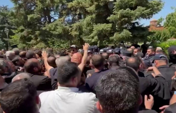 Մայր աթոռում հրմշտոց սկսվեց հոգևորականների և ուժայինների միջև