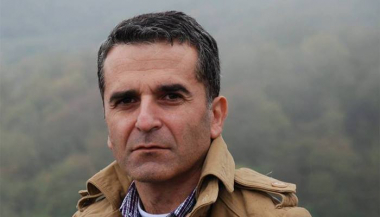 Այսօրվա իրադարձությունները ինչ-որ պահի կանգնեցվեցին, թեպետ բազմաթիվ էին ներսի և դրսի թափթփուկները որոնք ձեռքերը շփելով արյուն էին տենչում. Մկրտիչ Իսրայելյան