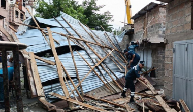 Տապալվել են ծառեր, պոկվել տանիքներ, վնասվել մեքենաներ. քամու հետևանքները