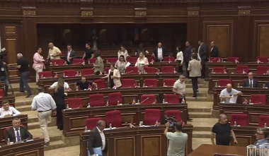 «Հայաստան» և «Պատիվ ունեմ» խմբակցությունների պատգամավորները լքեցին ԱԺ նիստերի դահլիճը. նրանք չեն մասնակցի Սեյրան Օհանյանի հարցով քննարկմանը