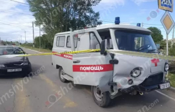 Բախվել են շտապօգնության ավտոմեքենան և «Օպել վեկտրա»-ն. բժիշկը տեղափոխվել է ԲԿ