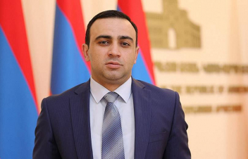 Եթե վարչապետը վեհարան մտնելու ցուցում տար, դա չէր անի գրառմամբ․ Չախոյանը հերքում է պնդումները