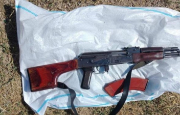 44-օրյա պատերազմի մասնակիցը հետը բերած զենքը թողել է Քարվանսարայի ձորաբերան կոչվող կամրջի մոտ