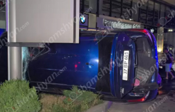 Երևանում մեքենան հարվածել է թույլատրելի վայրում կայանված մեկ այլ մեքենայի, որը կողաշրջվել է