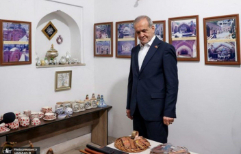 Իրանի նախագահն այցելել է Կապույտ մզկիթ և մասնակցել նամազի