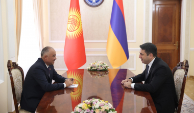 Ալեն Սիմոնյանը Նուրլանբեկ Տուրգունբեկ ուուլուին ներկայացրել է Վաշինգտոնում ընդունված հռչակագիրի և նախաստորագրված համաձայնագրի մանրամասները