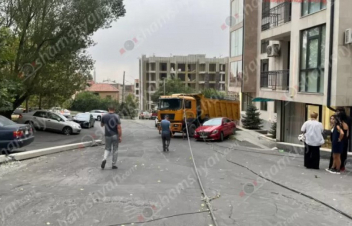 Երևանում հողով բարձված բեռնատարը բախվել է բետոնե էլեկտրասյանը և 2 մեքենայի. սյունն ընկել է մեքենաների վրա