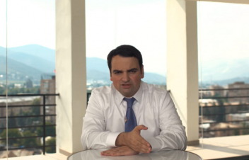 ՀԷՑ-ից 0 դրամ ստացող Նարեկ Կարապետյանը պարզվում է 8 տարի շարունակ ամսական մոտ 10,000 դոլար աշխատավարձ է ստացել․ Չախոյան