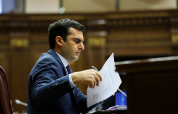 Ես մի քանի անգամ վարչության նիստին առաջարկել եմ, որ ԱԺ երկրորդ փոխխոսնակը լինի կին թեկնածու. Արշակյան