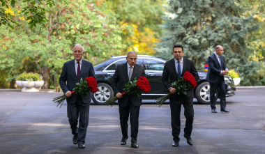 Վարչապետը հարգանքի տուրք է մատուցել հոկտեմբերի 27-ի ոճրագործության զոհերի հիշատակին