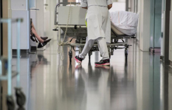 25-ամյա Յուլյան «ճակատի պատռվածքով» հյուրանոցից հոսպիտալացվել է. ձերբակալվել են երիտասարդներ