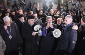 Վեհափառի հրաժարականի պահանջով նամակ ենք հանձնել քարտուղարություն. 10 եպիսկոպոսների հայտարարությունը