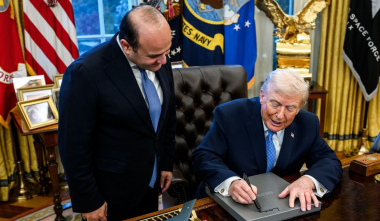 Թրամփը Նիկոլ Փաշինյանին անձնական մակագրությամբ նվեր է փոխանցել՝ ի նշան բարձր գնահատանքի. Նարեկ Մկրտչյանը հանդիպել է ԱՄՆ նախագահի հետ