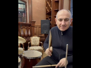 Ուրախ,  ռիթմերով լիքը Նոր տարի եւ սիրում եմ բոլորիդ. Փաշինյան