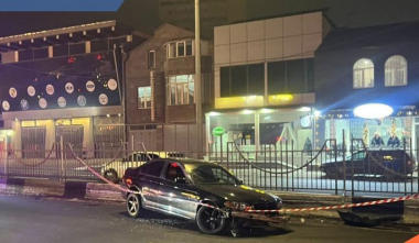 Երևանում ավտոմեքենան բախվել է ճանապարհի բաժանարար արգելապատնեշին