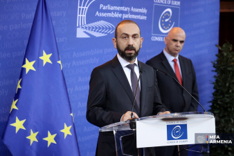 Արարատ Միրզոյանը Ալեն Բերսեին է հանձնել «Դատաստանագիրք» աշխատության մի հատվածի ձեռագիր վերարտադրության օրինակը