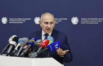 Եկեղեցի-պետություն հակամարտություն չկա, կա եկեղեցում իշխանությունը ուզուրպացրած անձ. Փաշինյան