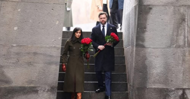 ԱՄՆ փոխնախագահ Ջեյ Դի Վենսը տիկնոջ՝ Ուշա Վենսի հետ այցելել է Ծիծեռնակաբերդի հուշահամալիր