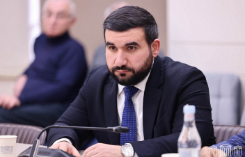 Փոխանակ ոտքերը պաչեք, որ ձեր պեսների միտինգին են գալիս թեկուզ փողով, մի բան էլ կեղտոտ շորերով, հա՞․ Ալեքսանյան