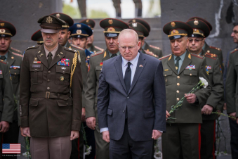 ԱՄՆ գործերի ժամանակավոր հավատարմատար Փիթեր Անդրեոլին ծաղիկներ է դրել Ծիծեռնակաբերդի հուշահամալիրի անմար կրակի մոտ