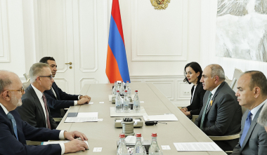 Վարչապետն AMAA բարեգործական ՀԿ–ի նախագահի հետ քննարկել է Վարդենիսում նոր կրթահամալիրի կառուցմանը վերաբերող հարցեր