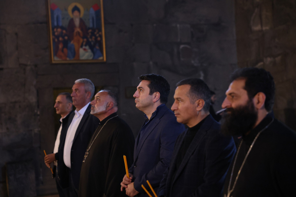 ԱԺ նախագահին քծնող վանահայրը որոշել  է ընդդիմադիր ձեւանալ