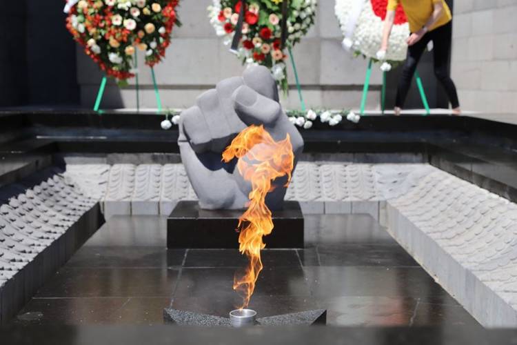 Հարգանքի տուրք Գյումրու «Մայր Հայաստան» հուշահամալիրի Անմար կրակի մոտ