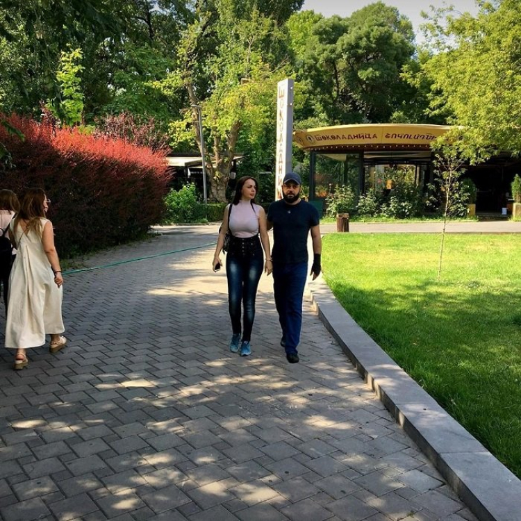 «Հաճելի զբոսանք». Ալինա Մարտիրոսյանի ու ամուսնու լուսանկարը Երեւանի կենտրոնից