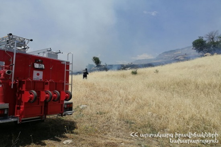 Կապան քաղաքում այրվում է խոտածածկ տարածք