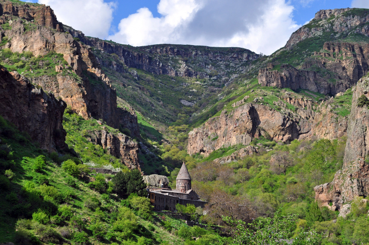 Մի՛ խանգարեք. լեռներն ինքնուրույն են հանդարտվում…