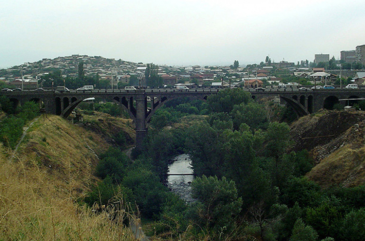 Քաղաքացին մոտեցել է Երևանի Հաղթանակի կամրջին և ցանկանում է ինքնասպան լինել