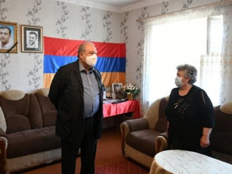 Արմեն Սարգսյանն այցելել է օրեր առաջ  զոհված Սոս Էլբակյանի ընտանիքին