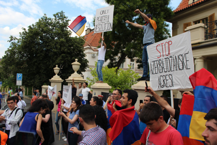 Չեխահայերի ցույցը Պրահայում Ադրբեջանի դեսպանության մոտ անցավ առանց միջադեպերի