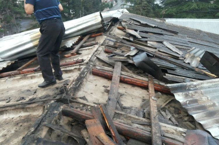 Հրդեհ՝ Իջևանում. այրվել են շենքերից մեկի փայտյա կառուցատարրերը