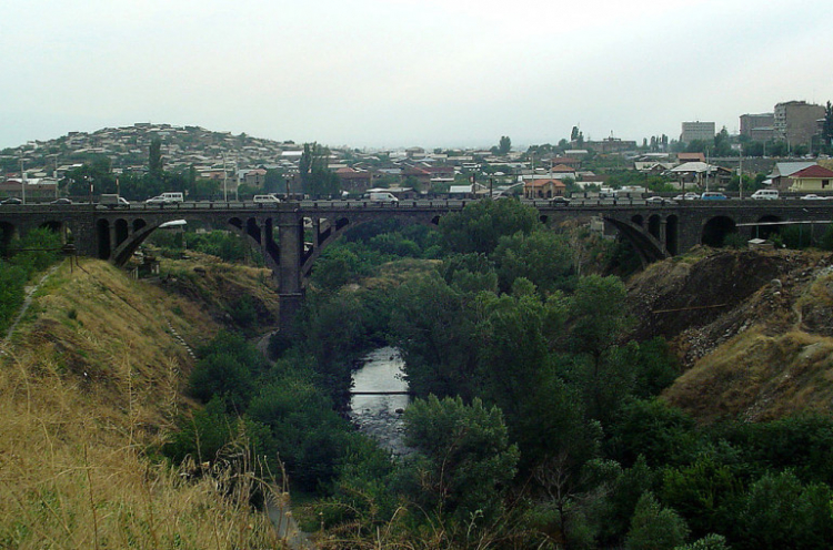 Հաղթանակի կամրջից քաղաքացի է նետվել. նրան հոսպիտալացրել են «Արմենիա» ՀԲԿ