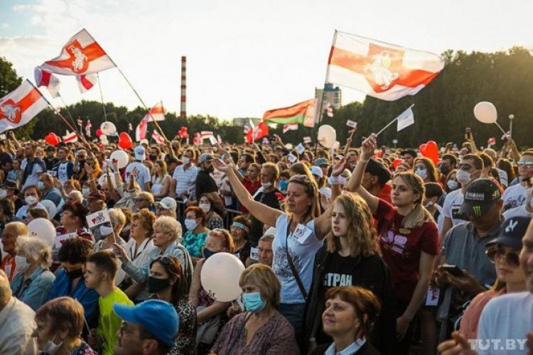 Մինսկում 63 հազար մարդ է մասնակցել ի պաշտպանություն Բելառուսի նախագահի թեկնածու Սվետլանա Տիխանովսկայայի