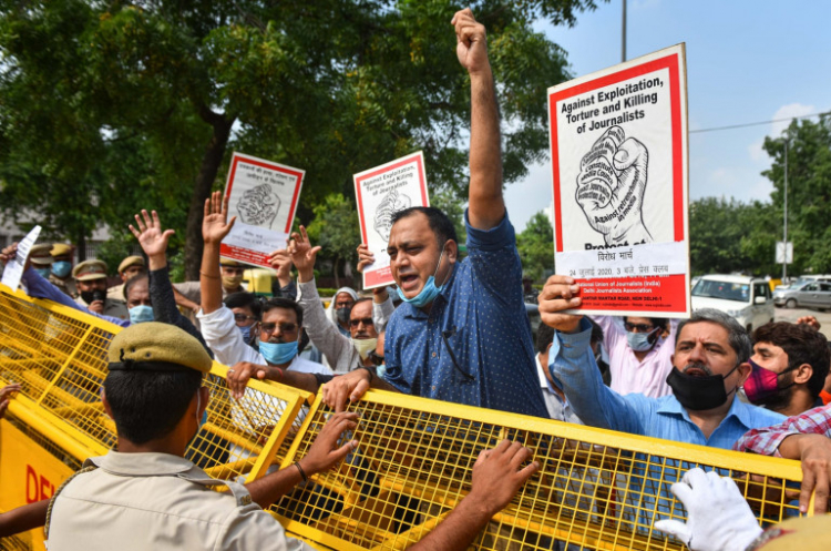 Հնդկաստանում 50-ից ավելի լրագրող է ձերբակալվել կորոնավիրուսի դեմ կառավարության պայքարը քննադատելու համար