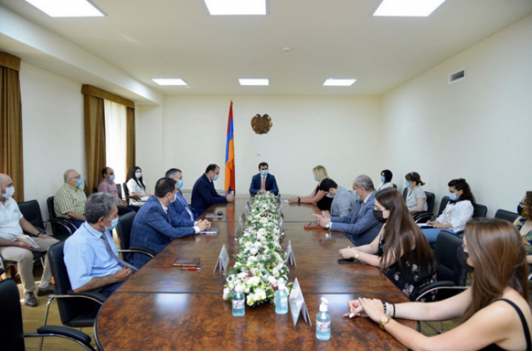 ԲՏԱ նախարարն աշխատակազմին է ներկայացրել իր նորանշանակ տեղակալ Վիկտորիա Պողոսյանին