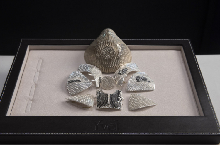 18 կարատանոց ոսկի, 3600 սև և սպիտակ ադամանդ․ իսրայելցի ոսկերիչները կորոնավիրուսից պաշտպանող գերթանկարժեք դիմակ են ստեղծել (լուսանկարներ)