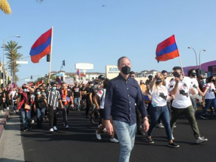 Կոնգրեսական Ադամ Շիֆը մասնակցել է բողոքի ցույցին՝ ի պաշտպանություն Հայաստանի եւ Ղարաբաղի