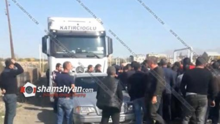 Երևան-Գյումրի ճանապարհին քաղաքացիներն արգելում են թուրքական բեռնատարների շարժը