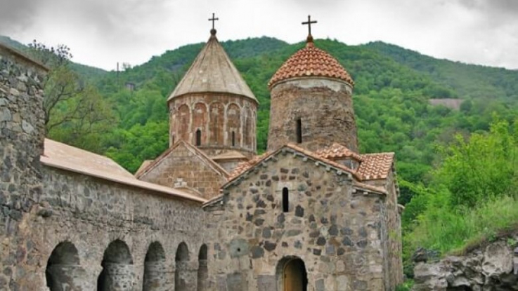 Հենց հիմա Դադիվանքում մկրտություն է